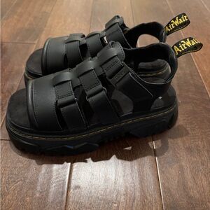 Dr. Martens Mattison 3 strap